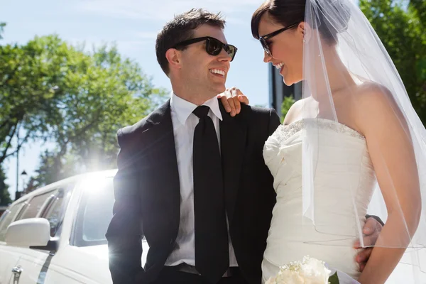 Casal de casamento com óculos de sol — Fotografia de Stock