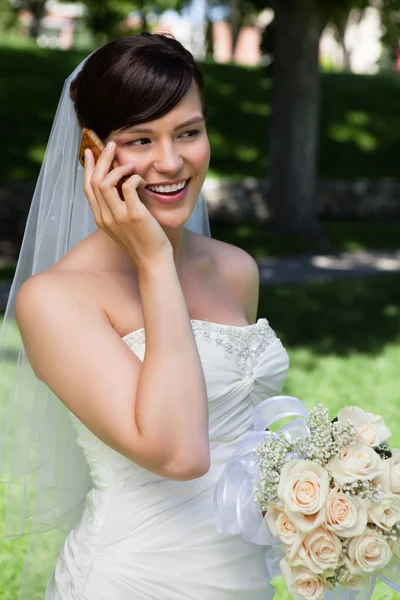 Невеста на сотовом телефоне — стоковое фото