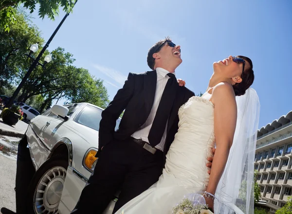 Hochzeitspaar lacht — Stockfoto