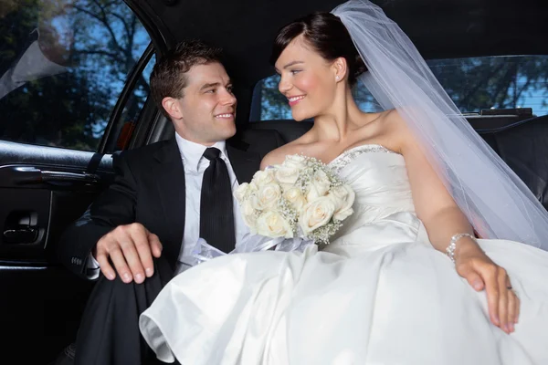 Casal em um carro de luxo — Fotografia de Stock