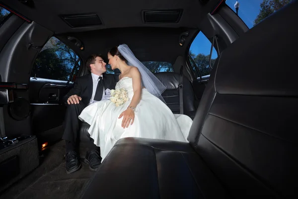 Весільний пара у лімузина — стокове фото