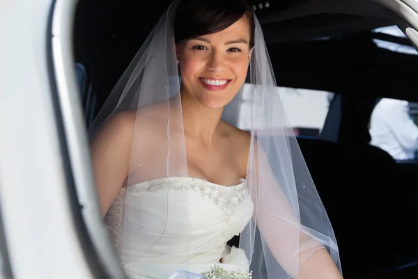 Glückliche Braut in der Limousine — Stockfoto