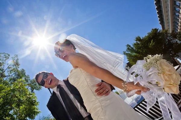 Casamento feliz casal em óculos de sol — Fotografia de Stock