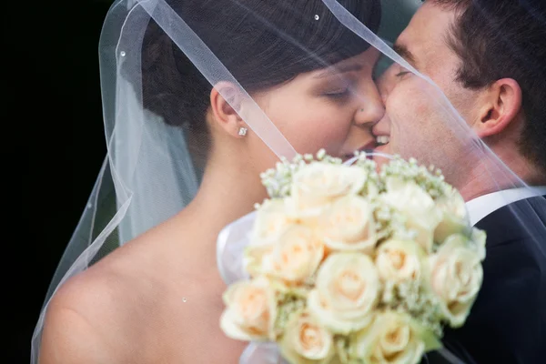 Glückliches Ehepaar küsst — Stockfoto