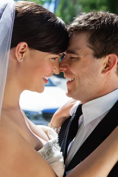 Romantisches glückliches Hochzeitspaar — Stockfoto