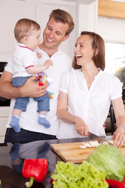 Aile mutfak gülüyor — Stok fotoğraf