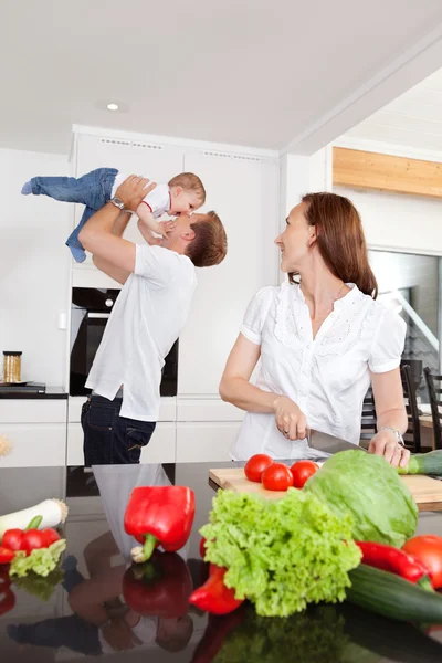 Boldog család a konyhában — Stock Fotó
