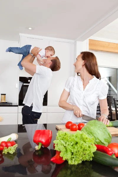 Famille heureuse dans la cuisine — Photo