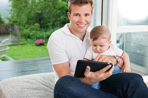 Uomo che utilizza tablet digitale con bambino — Foto Stock