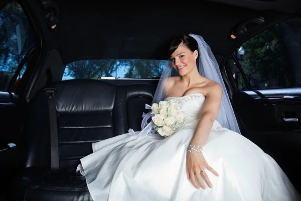 Braut in Limousine — Stockfoto