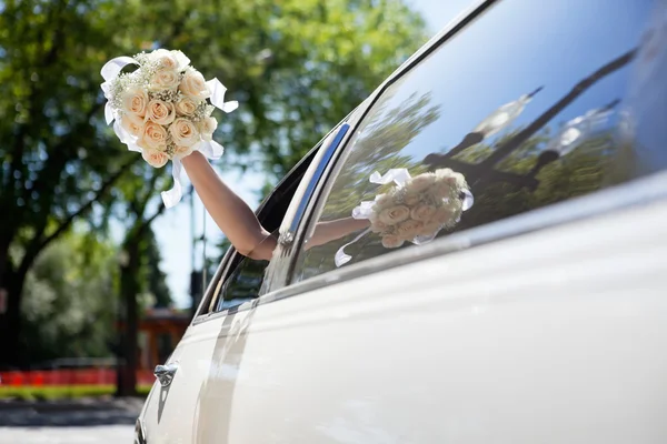 Bride waving hand holding bouquet — Stock Photo, Image
