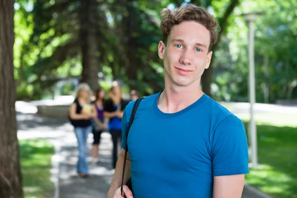 Портрет посміхаючись університету чоловіки — стокове фото