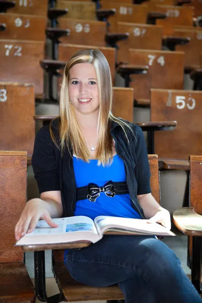 Chica universitaria con libro de texto — Foto de Stock