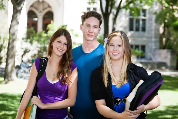 Estudantes universitários no campus — Fotografia de Stock