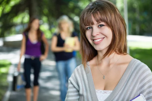 Jonge college meisje glimlachen — Stockfoto