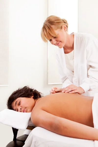 Paciente joven relajado con acupuntura masculina —  Fotos de Stock
