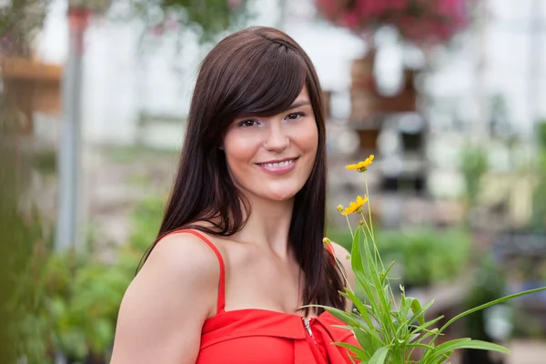 Lächelnde Frau mit Blumentopf — Stockfoto