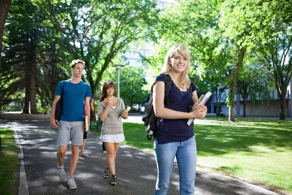 학생 들은 캠퍼스에 산책 — 스톡 사진