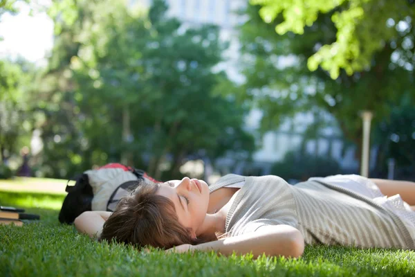 Девушка спит на траве — стоковое фото