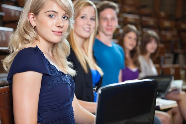 Studenten in collegezaal — Stockfoto