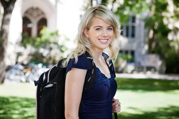 Süßes lächelndes College-Mädchen — Stockfoto