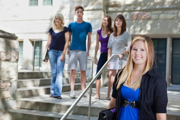 Studenten aan het college — Stockfoto