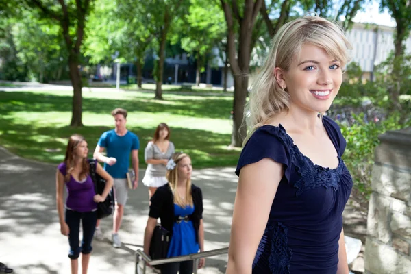 Estudante Universitário Caminhando para a Classe — Fotografia de Stock