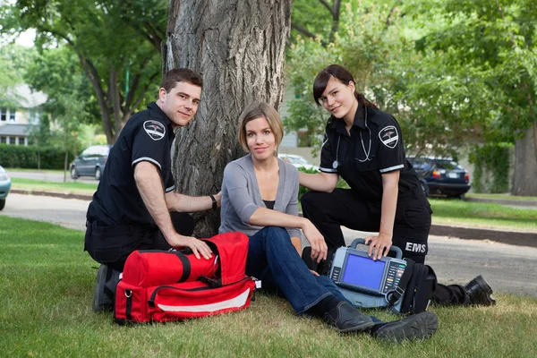 EMT team med patienten — Stockfoto