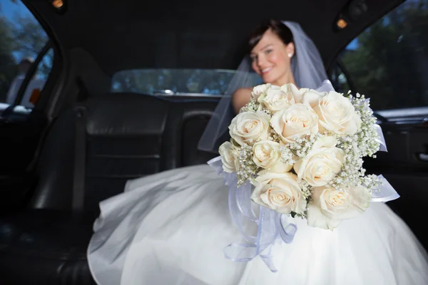 Braut zeigt Blumenstrauß — Stockfoto