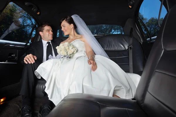 Menyasszony és a vőlegény a limuzinja: — Stock Fotó