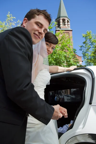 Frisch verheiratetes Paar steigt in Auto — Stockfoto