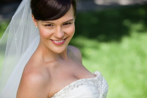 Aantrekkelijke jonge bruid glimlachend — Stockfoto