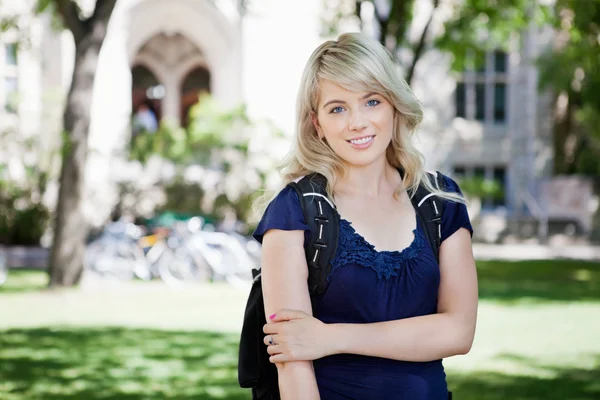 Молода дівчина стоїть в кампусі — стокове фото