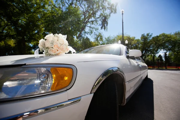 Wedding bouquet on the car — Stock Photo, Image