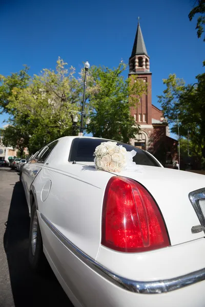 Svatební limuzína a kostel — Stock fotografie