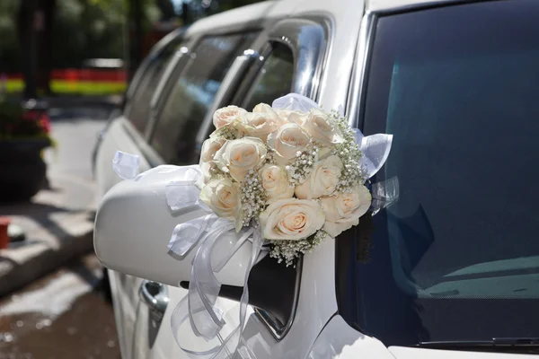 Bukiet ślubny w limuzynie — Zdjęcie stockowe