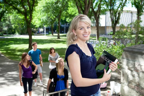 Students going to college — Stock Photo, Image