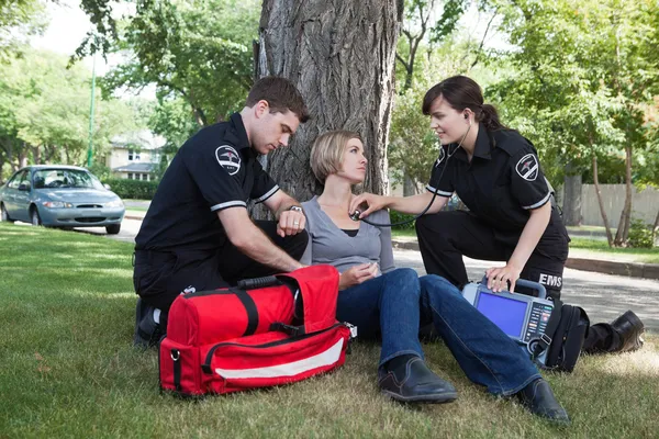 Certified First Responder with Patient — Stock Photo, Image