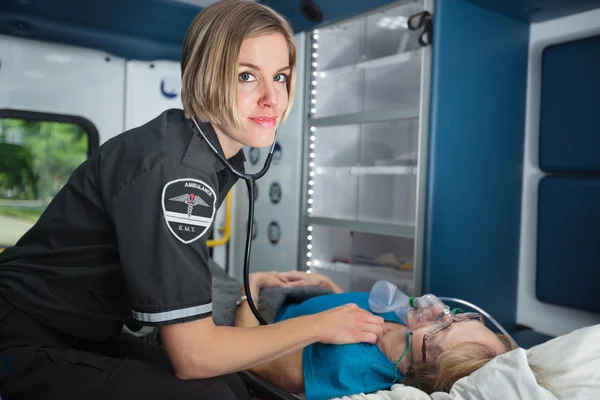 EMT portret met ambulance — Stockfoto