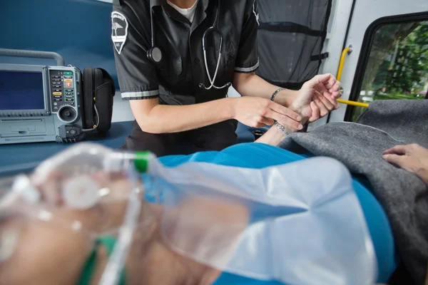 Medida de pulso en ambulancia — Foto de Stock
