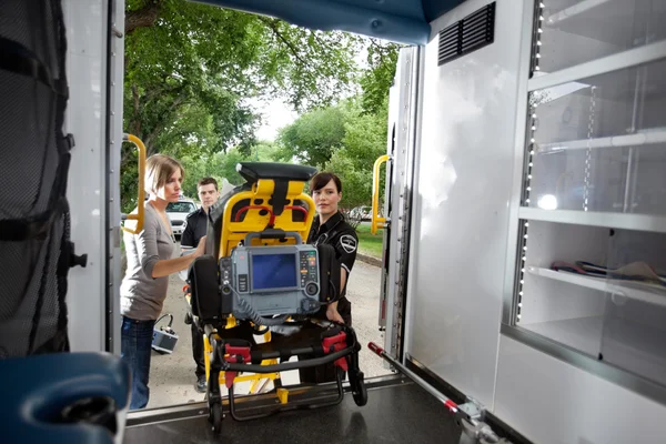 Caricamento paziente in ambulanza — Foto Stock