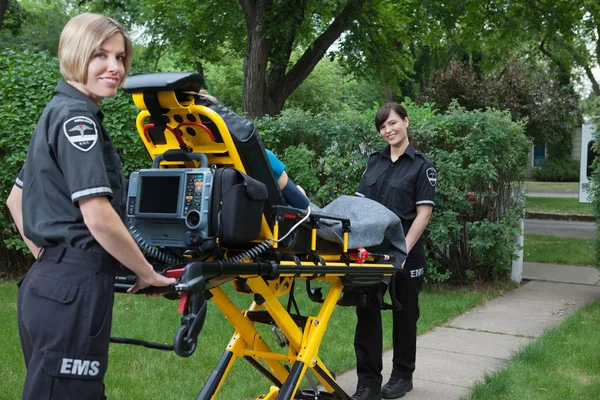 Kvinnliga ambulans arbetare — Stockfoto