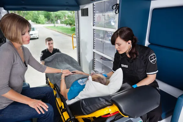 Senior en Ambulance — Photo