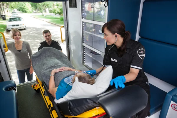Ambulância de transporte médico — Fotografia de Stock