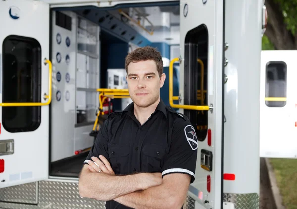 Retrato pessoal da ambulância masculina — Fotografia de Stock