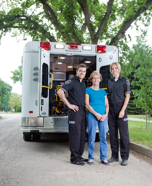 Personal de ambulancia con paciente — Foto de Stock
