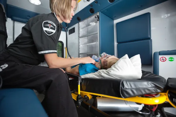 年配の女性と救急車インテリア ストック画像