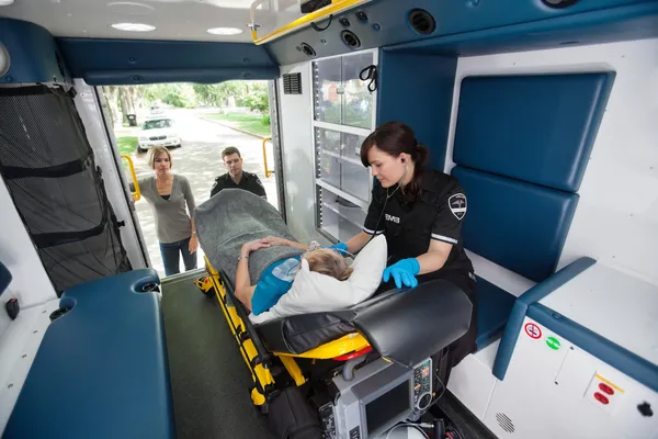 Yaşlı Ambulans taşıma — Stok fotoğraf