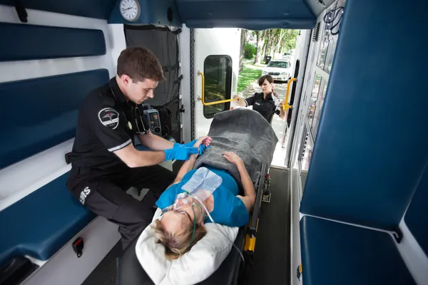 Ambulans içinde EMT profesyonel — Stok fotoğraf
