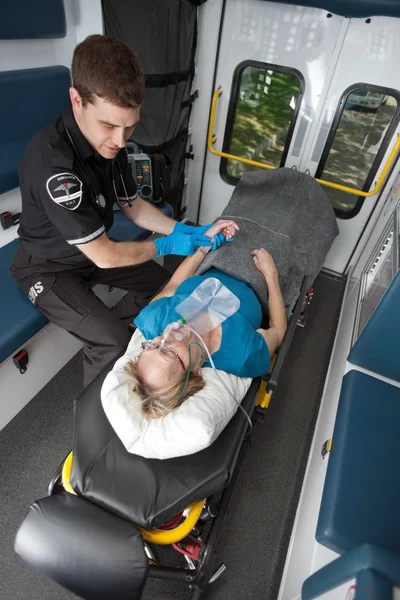 Ambulans interiör med patienten — Stockfoto